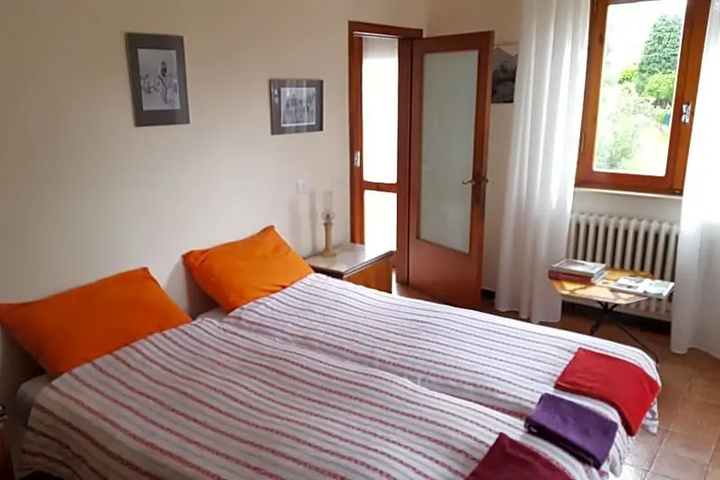 Room 4 of 16