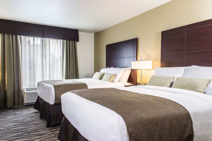 Quadruple Guest Room Queen Bed (5 of 14)