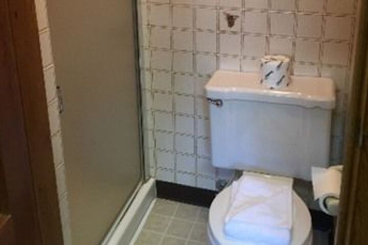 Room 42 of 182