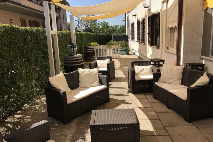 Lounge 18 of 48