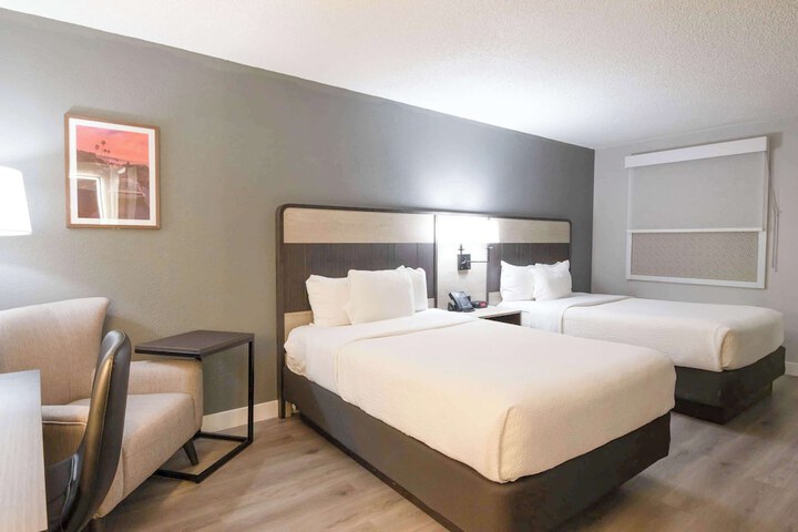 2 Double Beds (13 of 16)