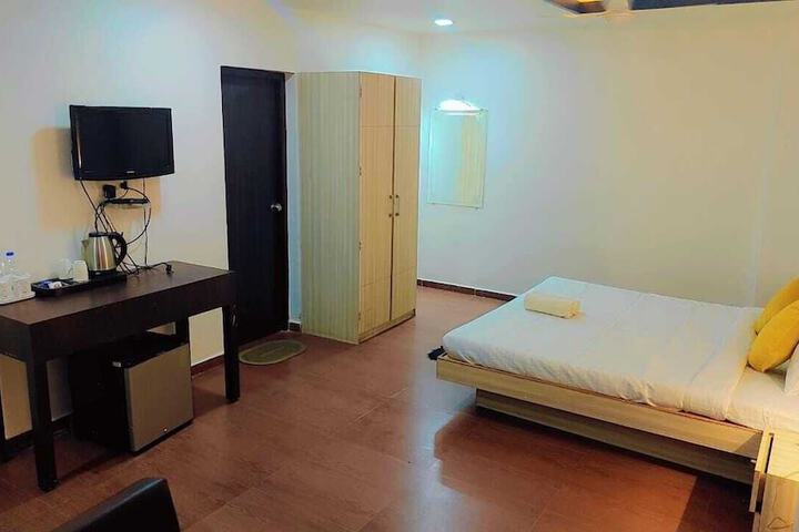 Room 2 of 10