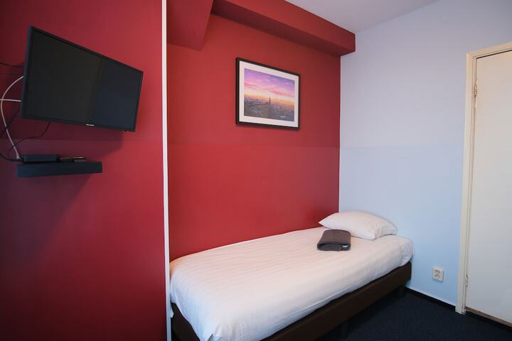 Room 27 of 82