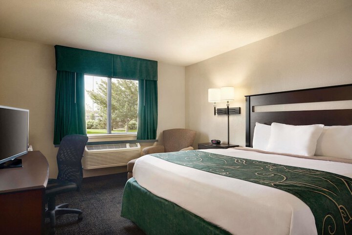 1 King Bed (4 of 6)