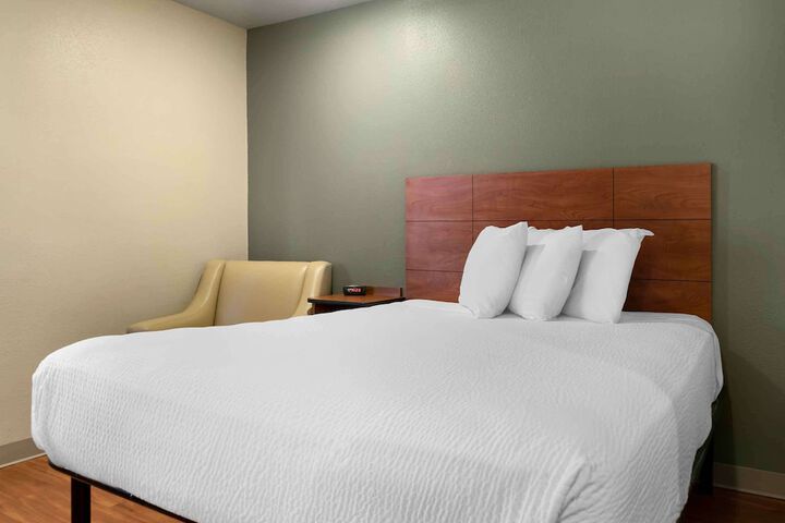 Standard Studio 1 Queen Bed (2 of 9)