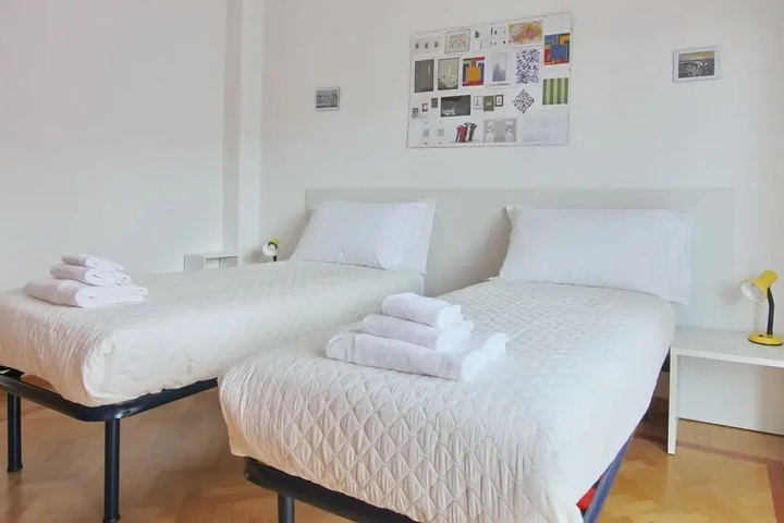Room 4 of 16