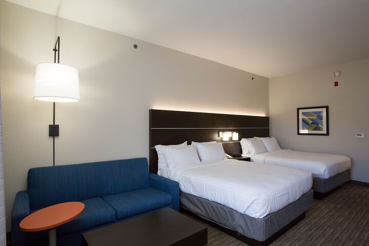 2 Queen Beds (12 of 17)