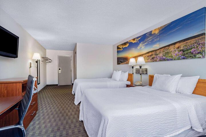 1 King Bed (2 of 11)
