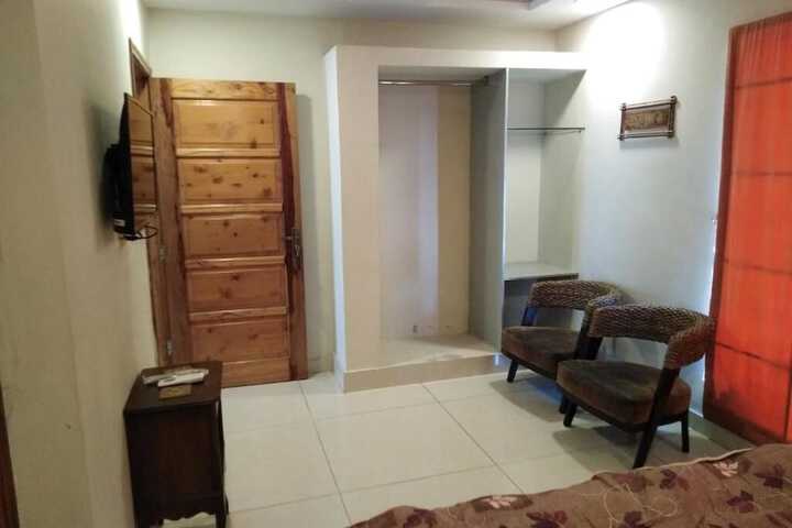Room 10 of 28