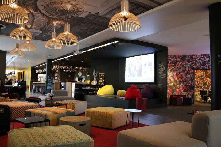 Lounge 99 of 104