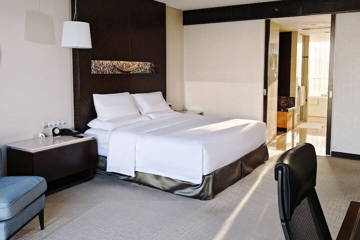 Room 27 of 136