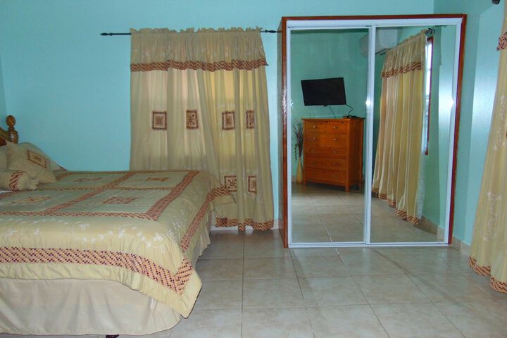 Room 33 of 193