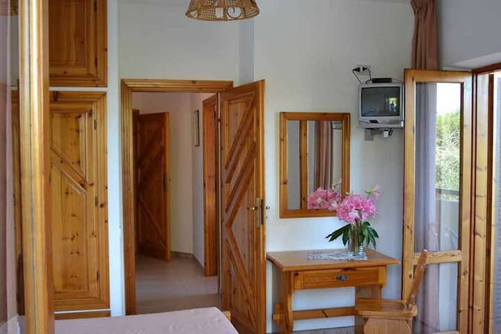 Room 4 of 28