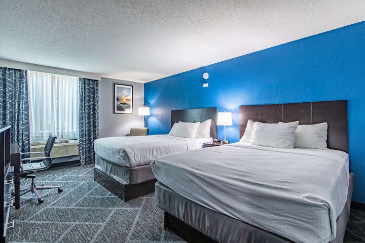 2 Queen Beds Executive Room Living Room Wet Bar Microwave and Refrigerator Bath and Shower Full Breakfast (1 of 34)