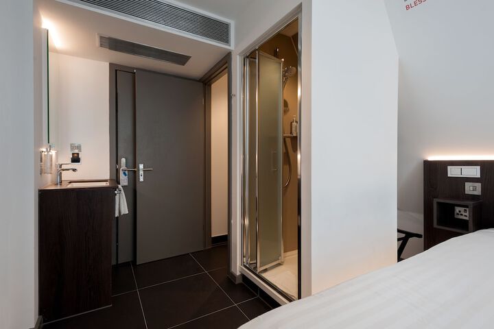 Room 70 of 89