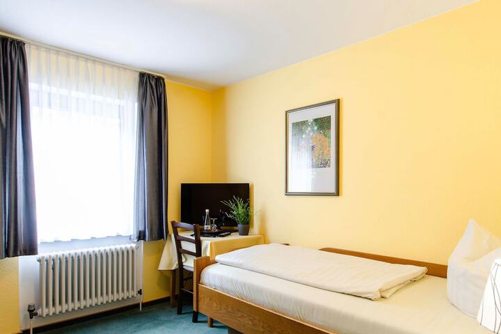 Room 12 of 33