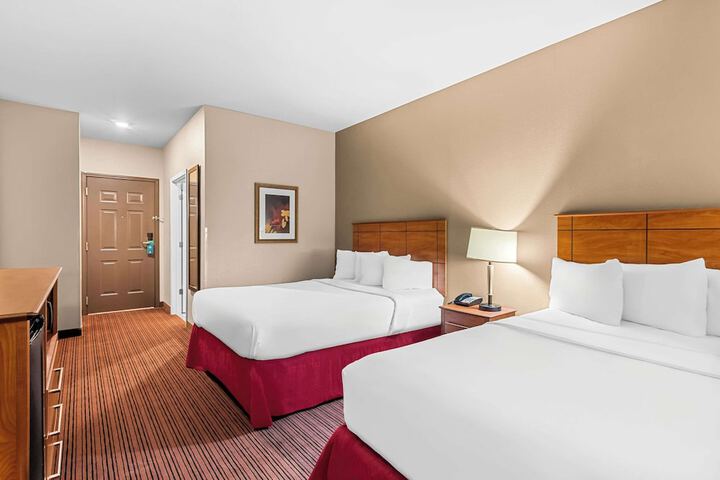 2 Queen Beds (7 of 14)