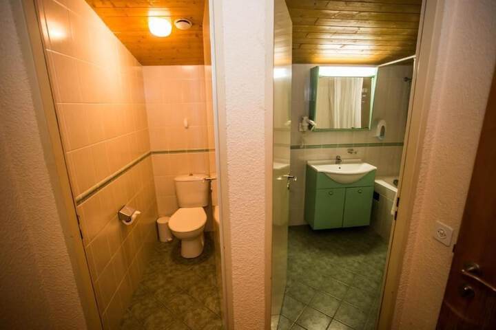 Room 12 of 32