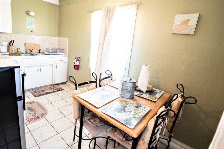 Deluxe King with Full Kitchen (3 of 18)