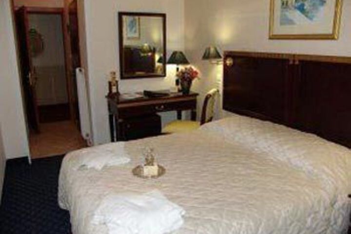 Room 9 of 19