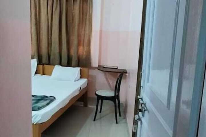 Room 4 of 13