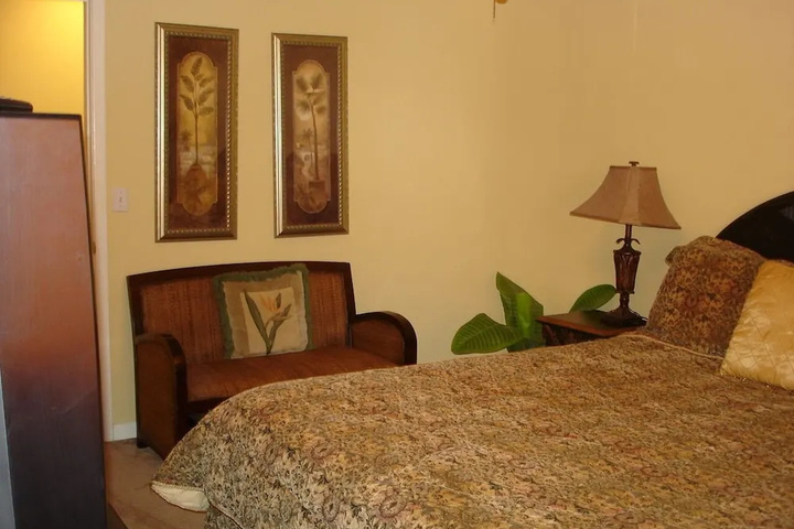 Room 6 of 16