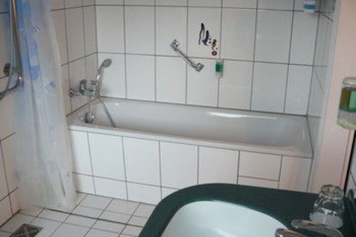 Room 5 of 32