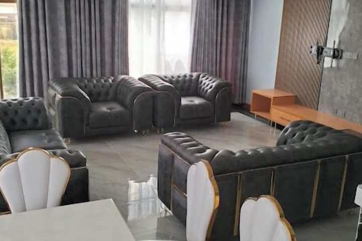 Lounge 32 of 47