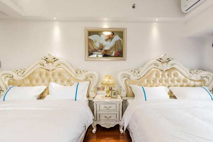 Room 15 of 27