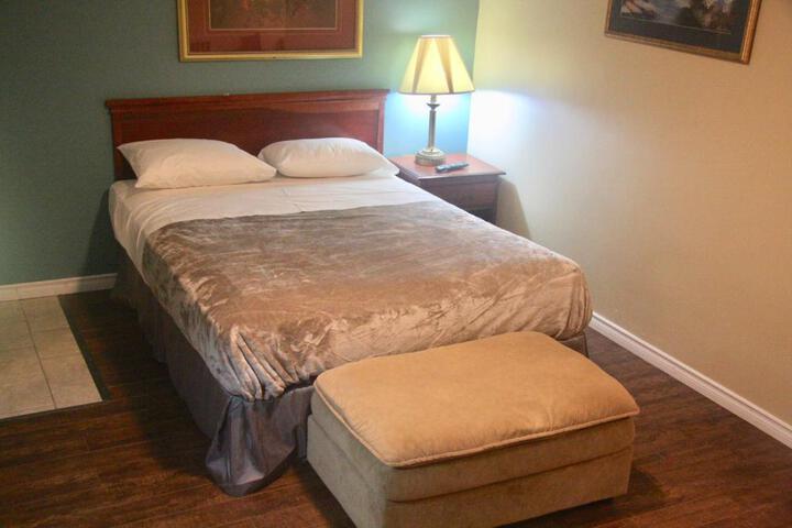 1 Queen Bed (12 of 17)