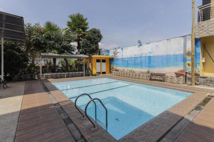 RedDoorz Plus near Museum Angkut Batu 4
