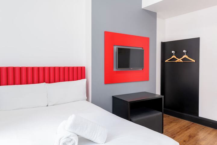 Room 28 of 103