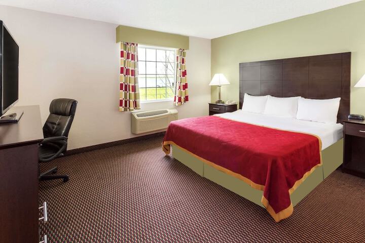 1 King Bed (2 of 13)
