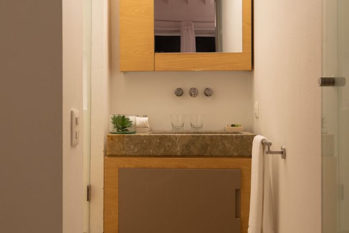 Room 25 of 42