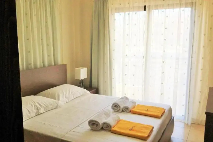 Room 4 of 16