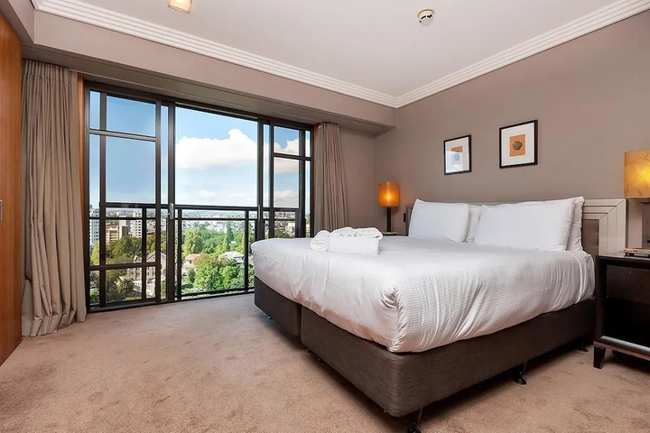 Room 2 of 10