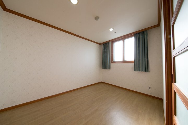 Room 17 of 30
