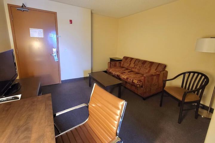 1 Queen Bed and 1 Bunk Bed Suite (2 of 3)