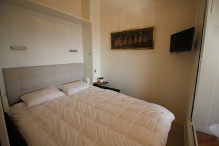 Room 6 of 12