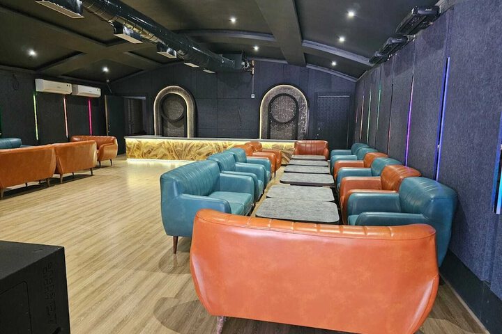 Lounge 12 of 47