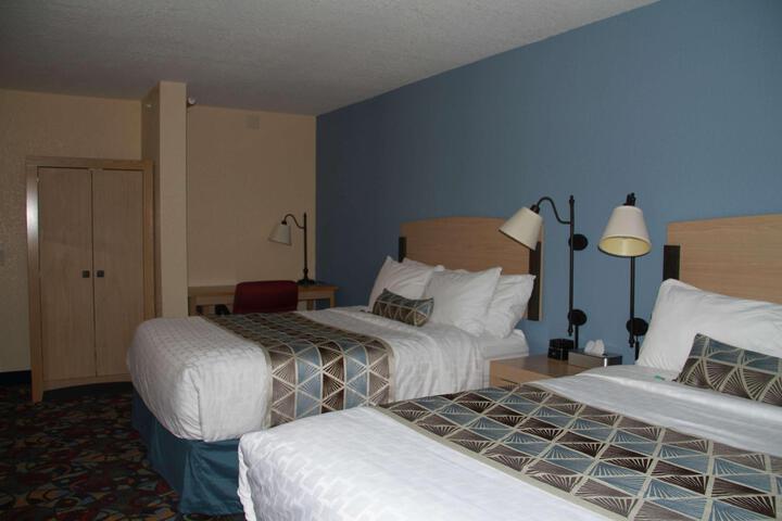2 Queen Beds Beds Accessible Studio Suite Tub with Grab Bars (7 of 19)