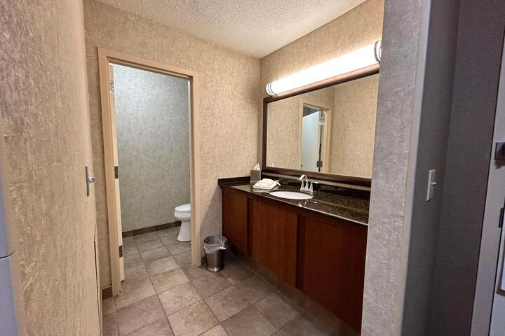 Accessible 1 Queen Accessible Walk in Shower Sofa Bed Microwave and Refrigerator WiFi Full Breakfast (12 of 16)
