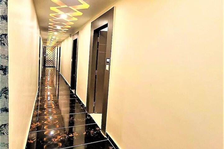 Room 5 of 8