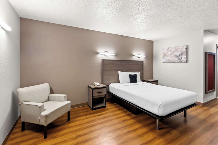 Queen Bed Accessible (8 of 13)
