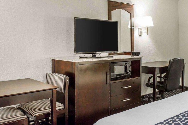 1 King Bed (4 of 6)