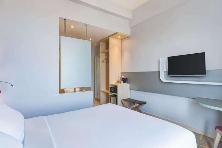 Room 15 of 65