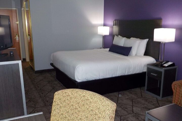 1 King Accessible Walk in Shower Love Seat Exterior Corridor Full Breakfast (13 of 26)