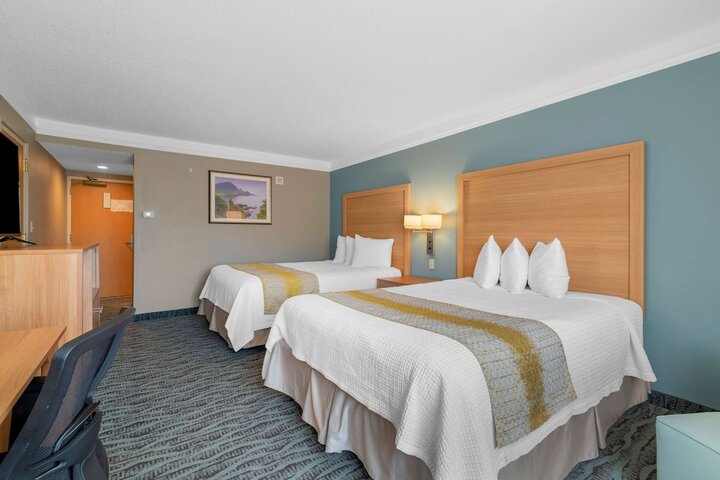 2 Queen Beds High Speed Internet Accessible Microwave, Refrigerator Full Breakfast (9 of 16)