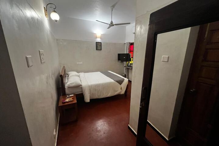 Room 7 of 16