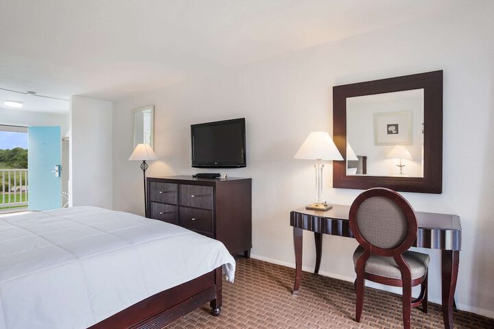 1 King Bed (4 of 7)